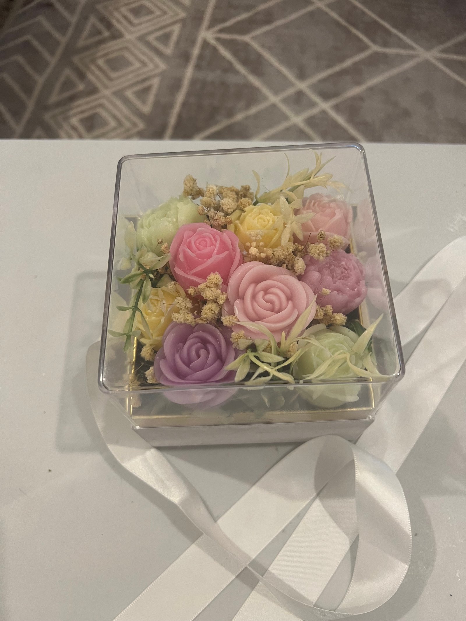 Small plexy box with flowers