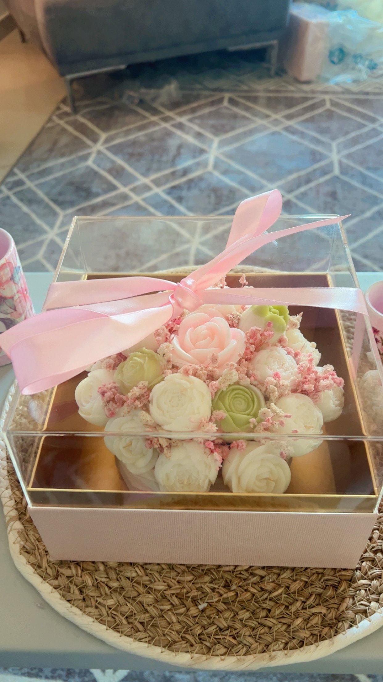 jar of flowers+ plexy box