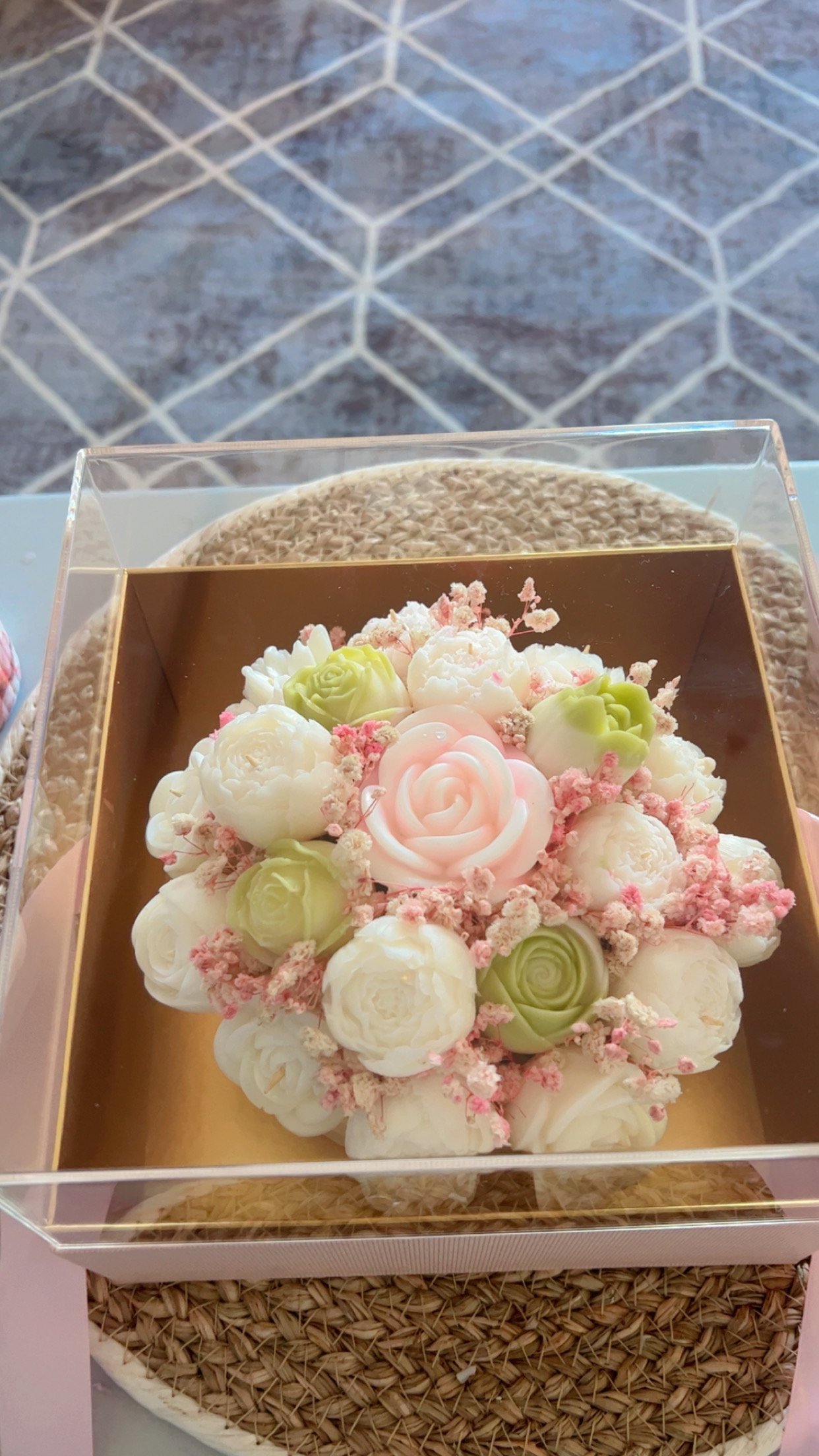 jar of flowers+ plexy box