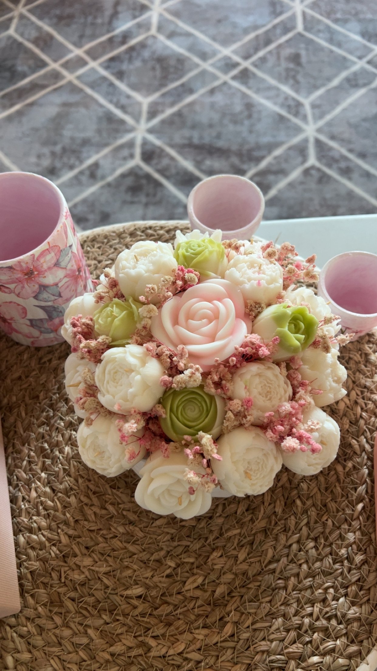 jar of flowers+ plexy box
