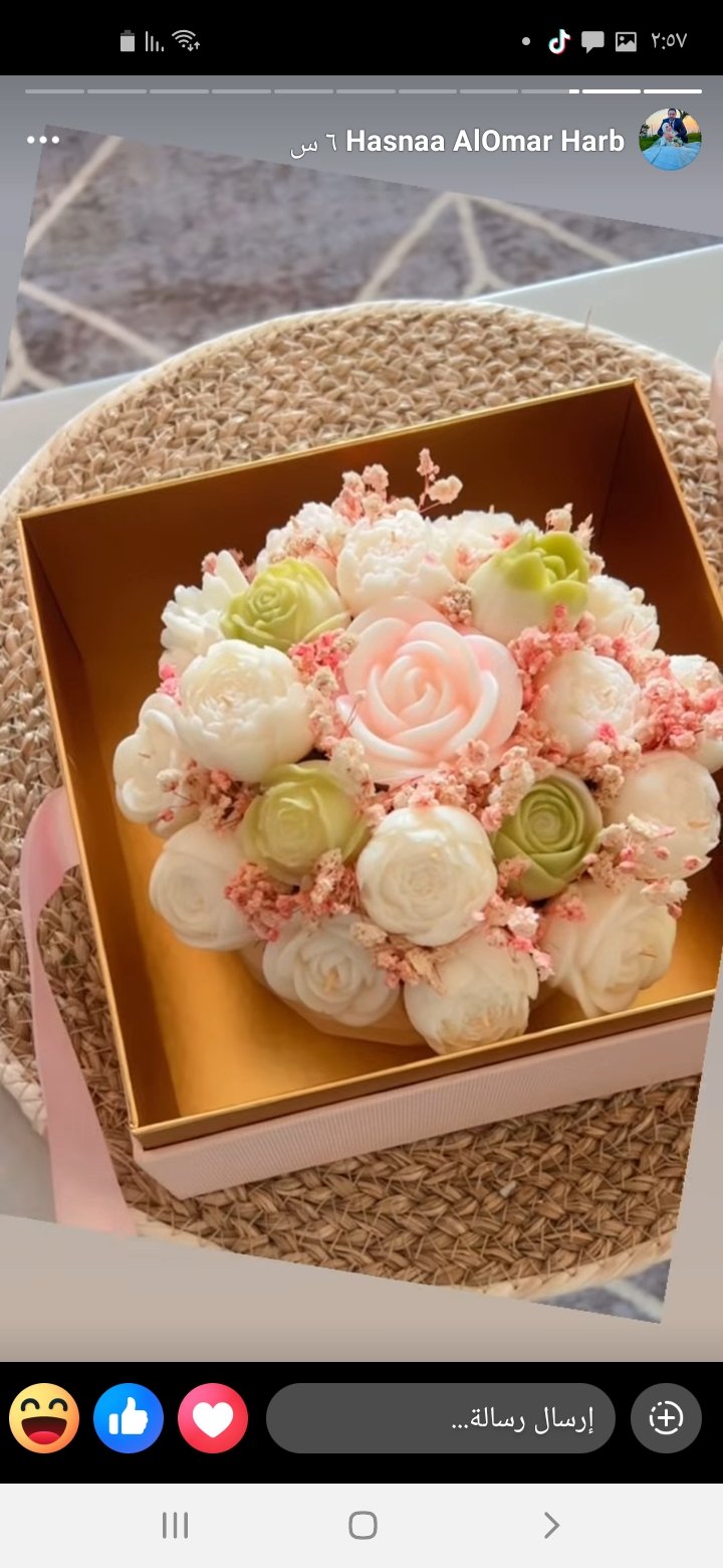 jar of flowers+ plexy box
