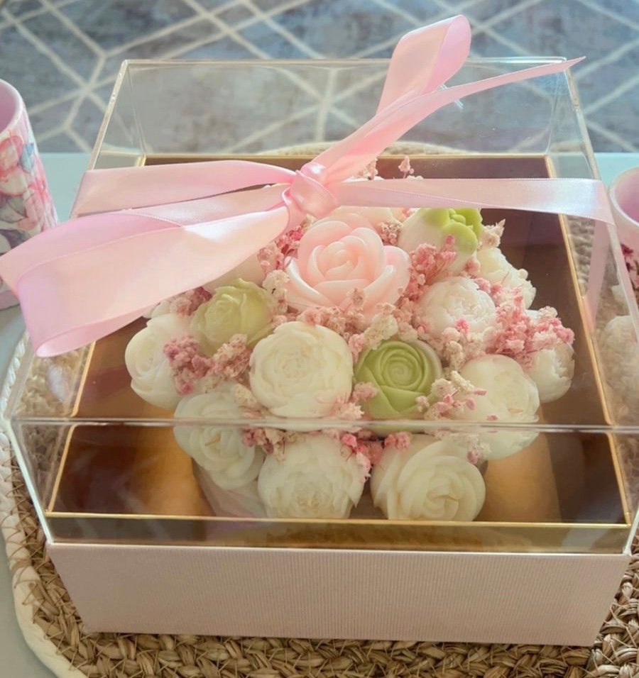 jar of flowers+ plexy box